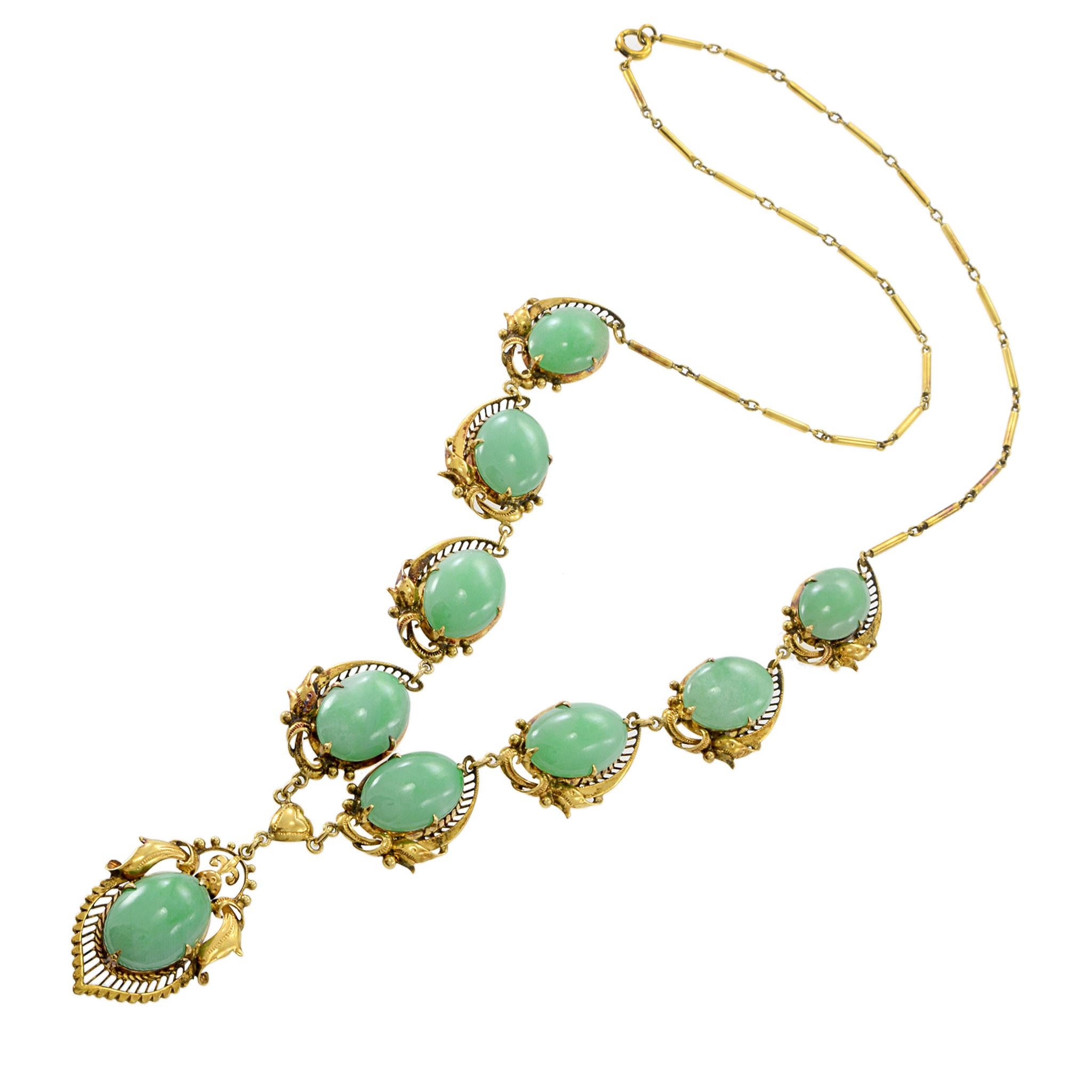 Collier à plastron en or jaune 14KT et jade de l'époque rétro Excellent état - En vente à New York, NY