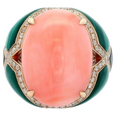 Ring aus 14 Karat Gelbgold mit Koralle, Malachit und Diamanten