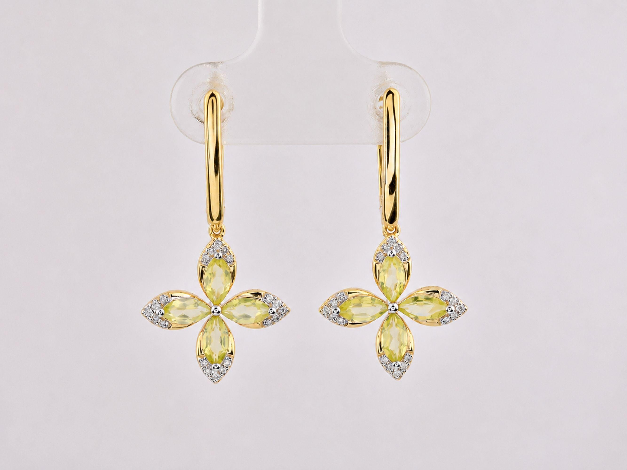 Ohrringe aus 14-karätigem Gelbgold mit runden Diamanten, Peridoten und Blütenblättern in Marquise-Schliff im Angebot