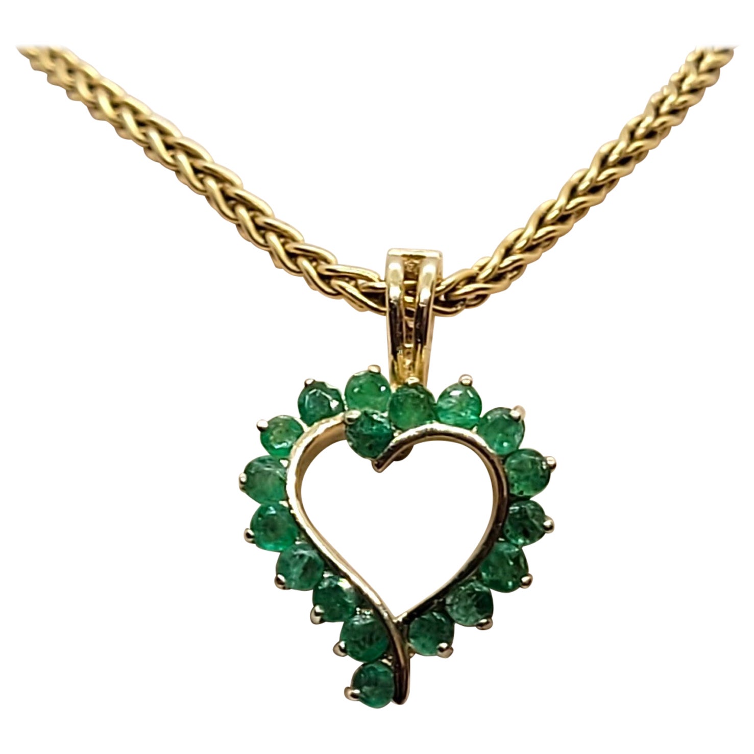 Colgante de oro amarillo de 14 quilates con realce de corazón de esmeralda redonda, 1,40 ctw, 2,4 g