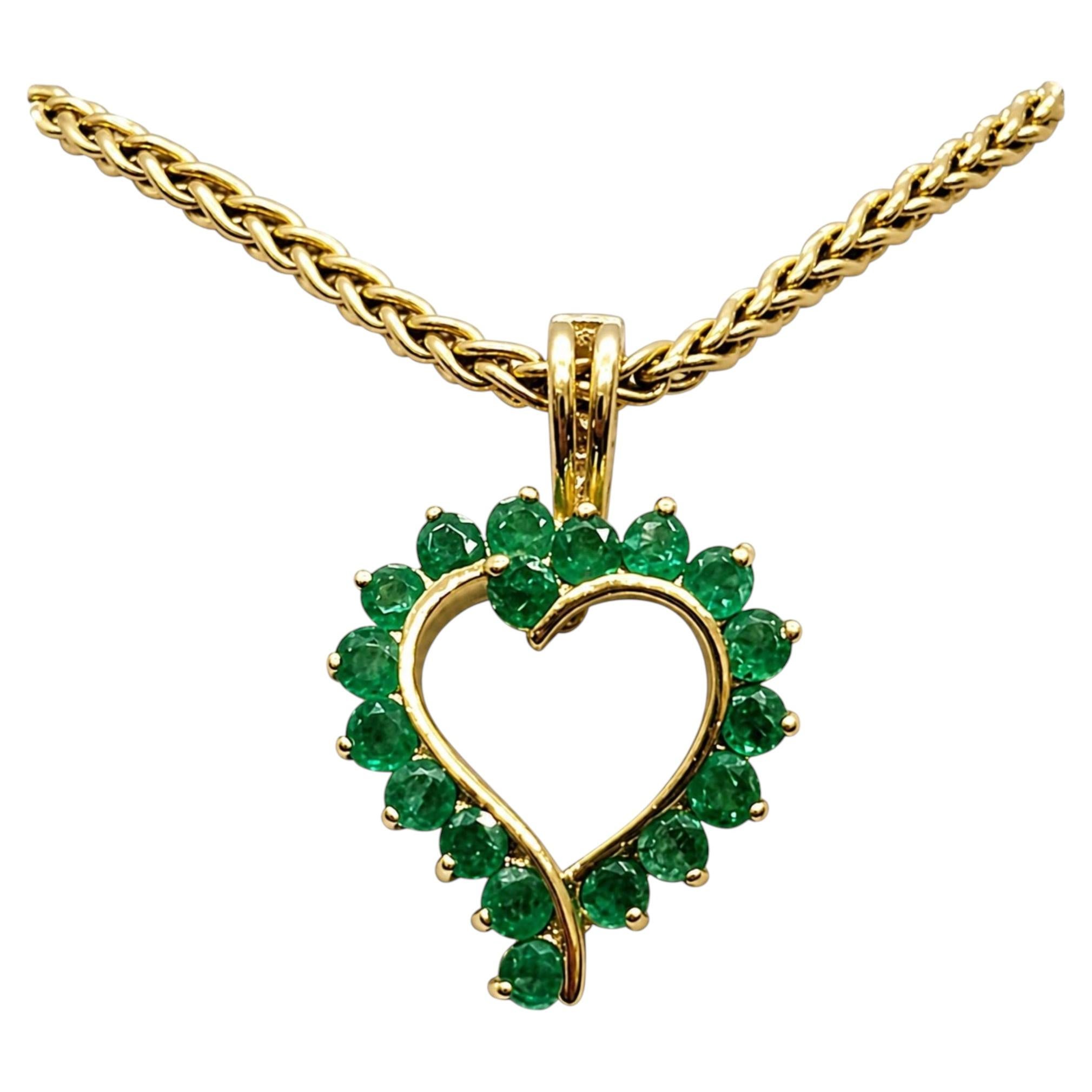Ciondolo con cuore rotondo di smeraldo in oro giallo 14kt, 1,40cttw, 2,4g