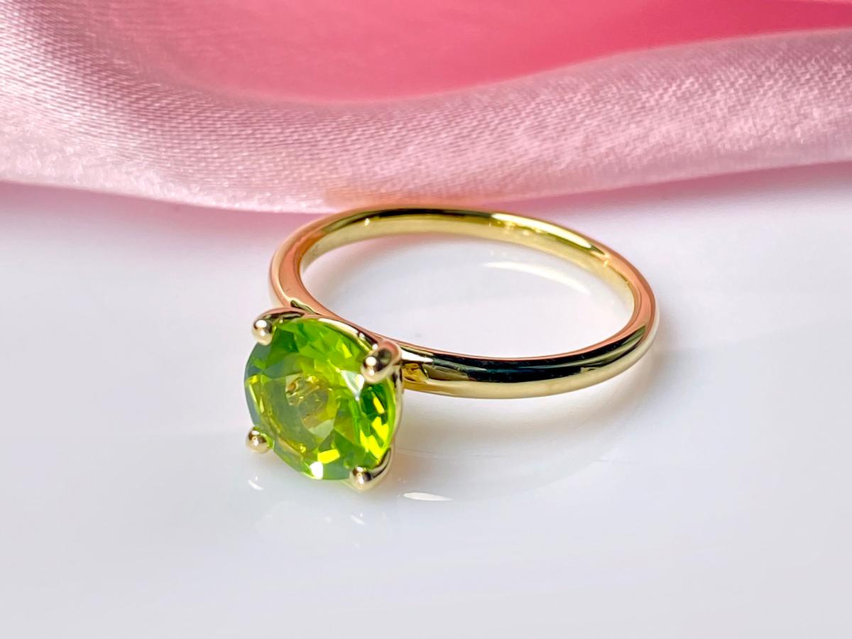 Er zeigt ein zeitloses Solitär-Design, bei dem ein einzelner Peridot-Stein von einer Vier-Zacken-Fassung sicher gehalten wird. Dieser Stil maximiert die Lichteinwirkung auf den Edelstein, wodurch sein natürlicher Glanz verstärkt wird.

MATERIAL : 