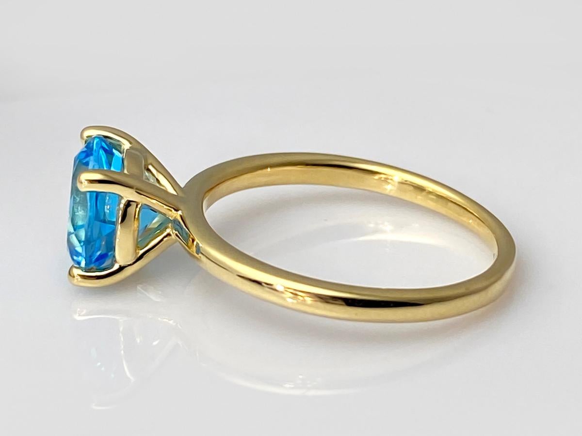 Art nouveau Bague solitaire en or jaune 14KT avec topaze bleue suisse ronde en vente