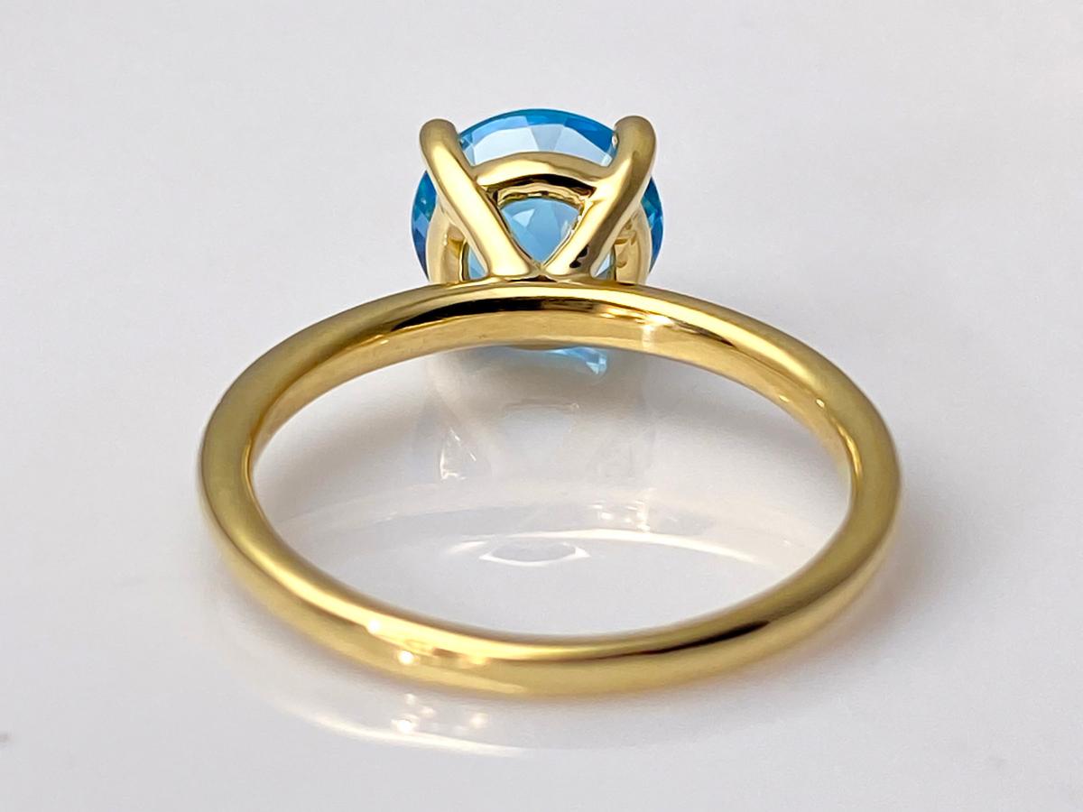 Taille ronde Bague solitaire en or jaune 14KT avec topaze bleue suisse ronde en vente