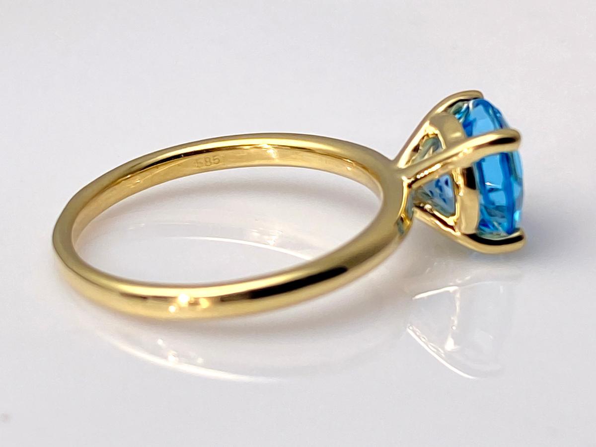 Bague solitaire en or jaune 14KT avec topaze bleue suisse ronde Neuf - En vente à Antwerp, BE