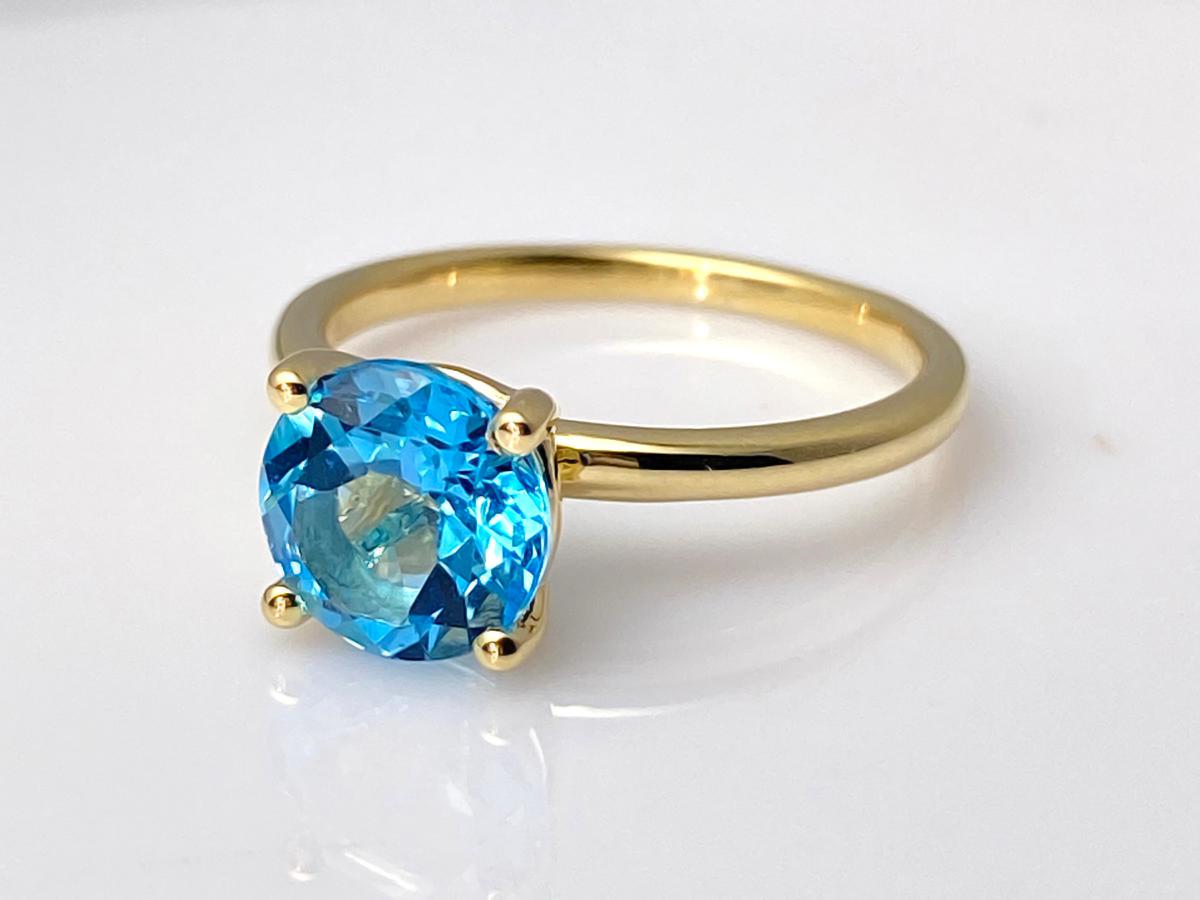Bague solitaire en or jaune 14KT avec topaze bleue suisse ronde en vente 1