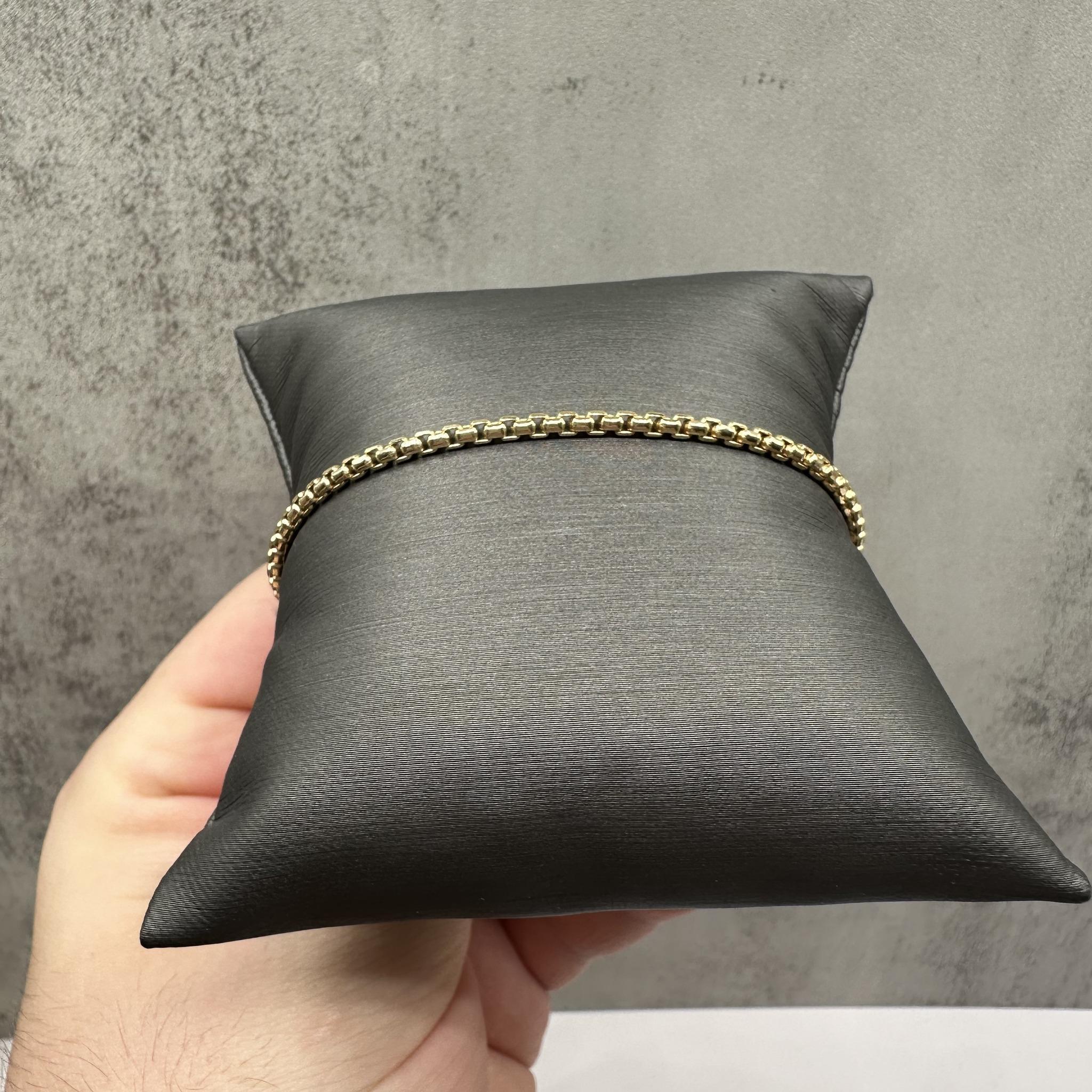 Esta pulsera de cadena de caja redondeada de oro amarillo de 14 quilates combina el estilo clásico con un aspecto elegante y moderno. Con unas medidas de 7,75 pulgadas de largo y 2,4 mm de ancho, es la pieza perfecta para el día a día que equilibra