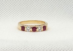 Anillo de oro amarillo de 14 quilates con diamantes y rubíes, aprox. 0,30 ctw, 8 tallas