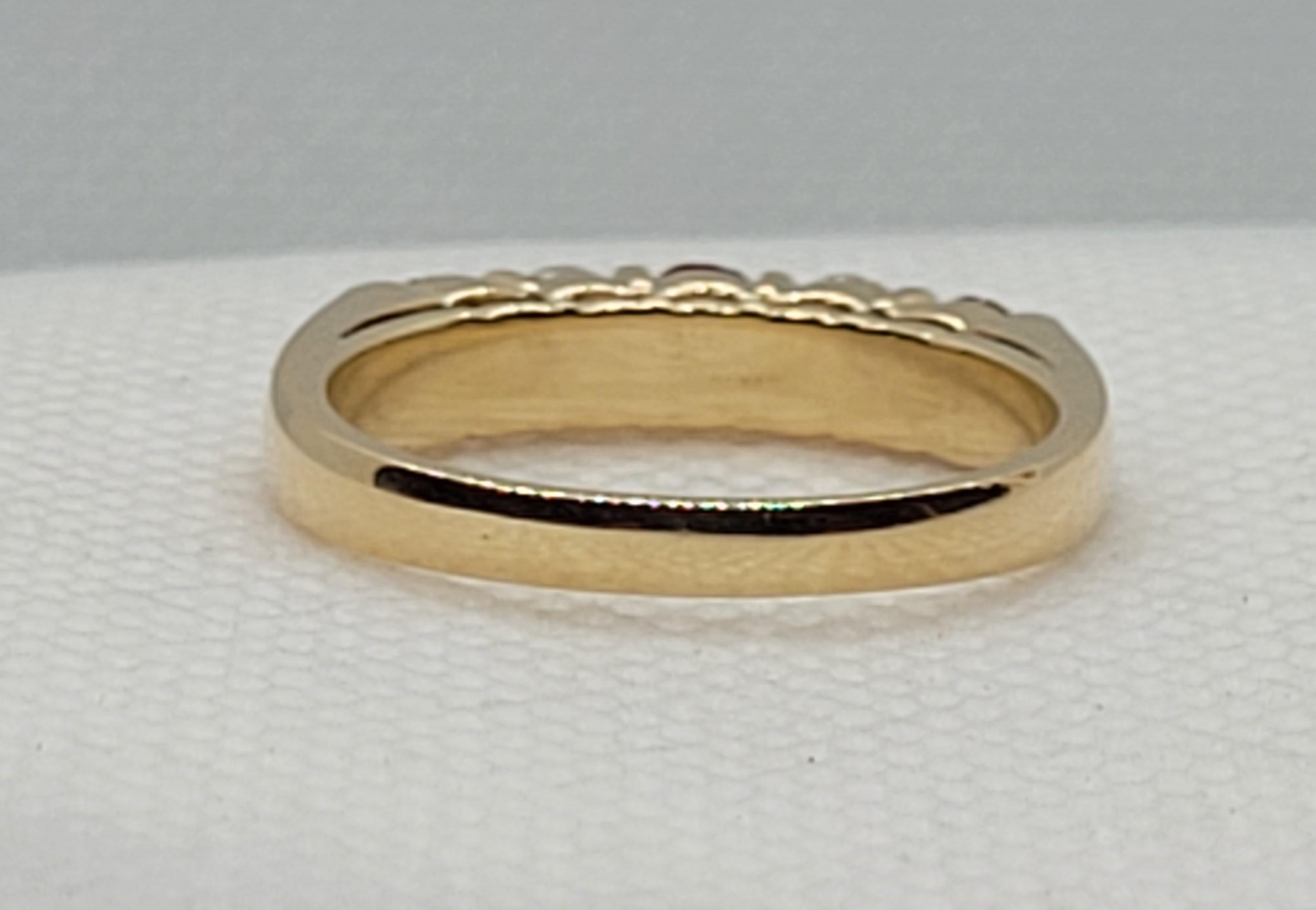 Taille ronde Bague en or jaune 14kt Rubis Diamant, Appx. .30cttw Diamants, .65cttw Rubis, 8 sz en vente