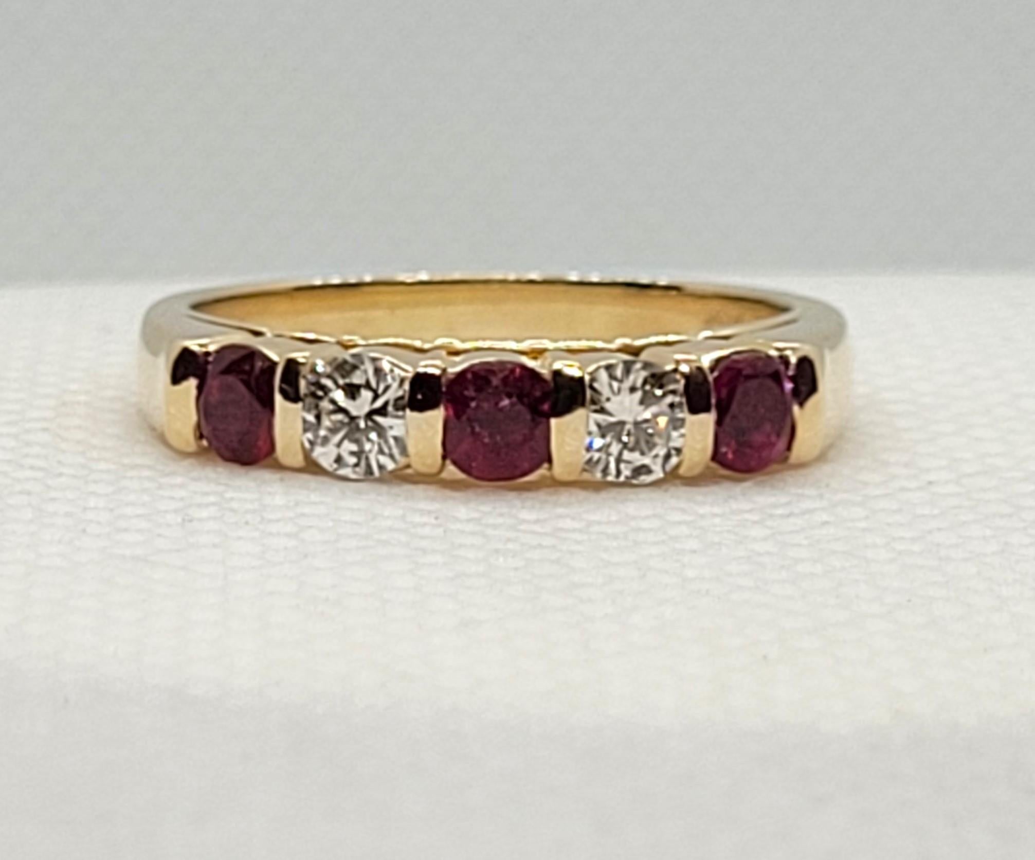 Bague en or jaune 14kt Rubis Diamant, Appx. .30cttw Diamants, .65cttw Rubis, 8 sz Pour femmes en vente
