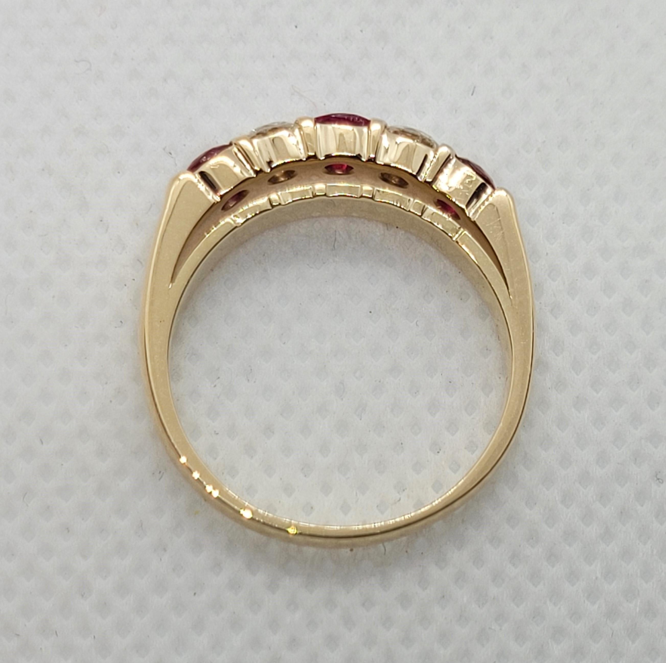 Bague en or jaune 14kt Rubis Diamant, Appx. .30cttw Diamants, .65cttw Rubis, 8 sz en vente 2