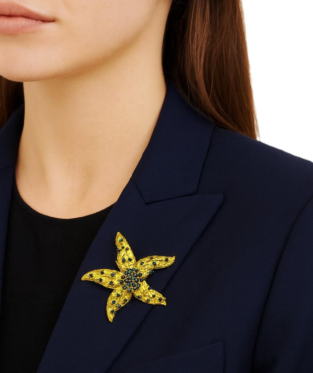 Spilla con stella marina in oro giallo 14kt - 1,25 carati di zaffiri blu
Questa spilla a forma di stella marina, dal design giocoso e allo stesso tempo elegante, è realizzata in caldo oro giallo 14 carati e impreziosita da vibranti zaffiri blu. La