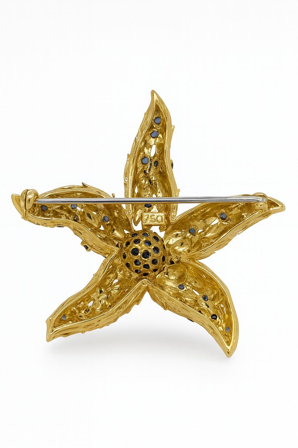 Taglio rotondo Spilla con stella marina in oro giallo 14kt - 1,25 carati di zaffiri blu in vendita