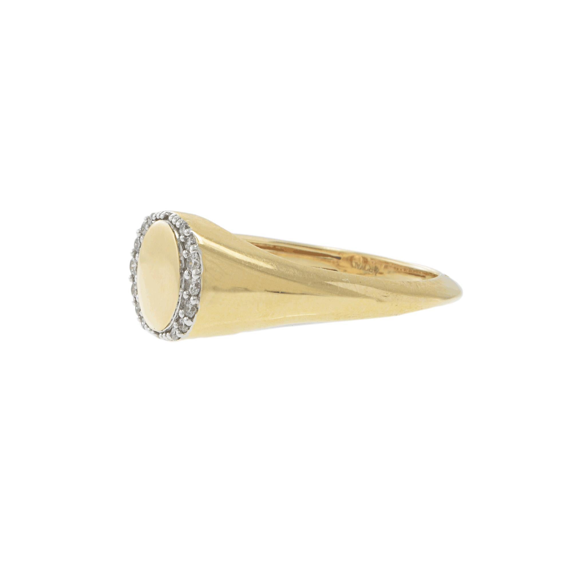 Elegant anneau de signet en or jaune 14k avec diamants. Cette bague exquise est réalisée en or jaune 14k. Le centre présente une surface ovale lisse, entourée d'un halo de diamants blancs ronds. Les diamants sont légèrement inclus (SI1) avec un