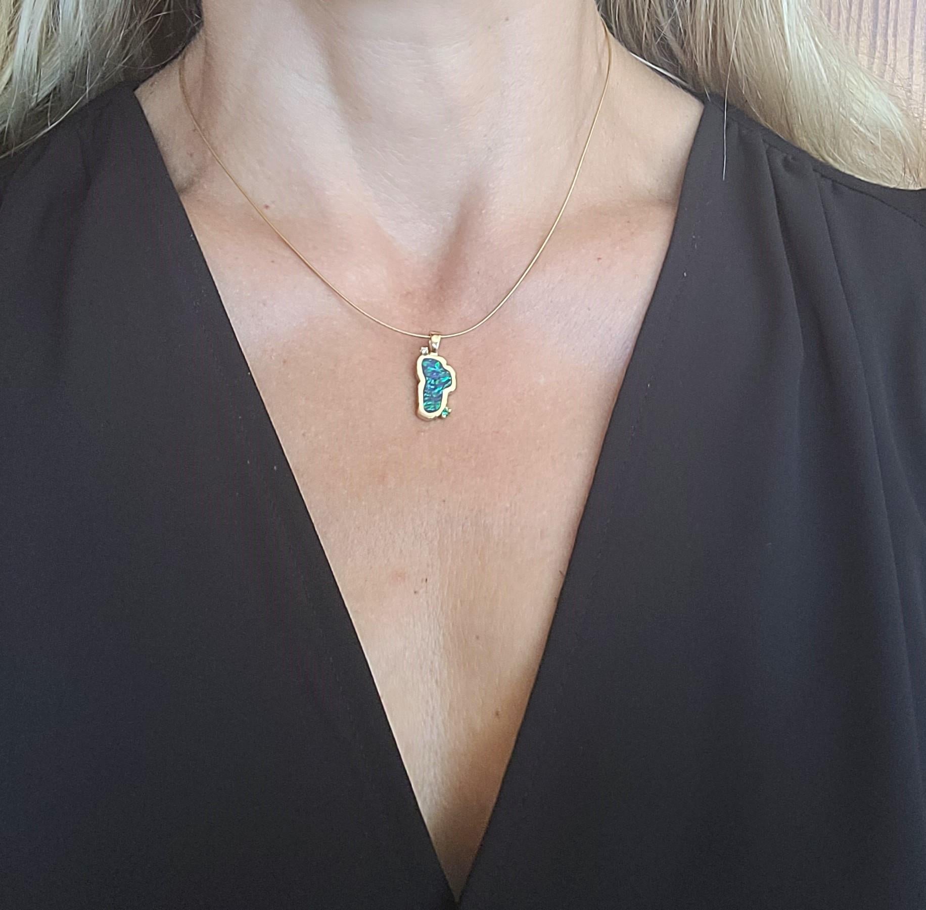 14kt Yellow Gold Simulated Opal Diamond Green Stone Pendant, 3.2 Gr In Good Condition For Sale In Rancho Santa Fe, CA