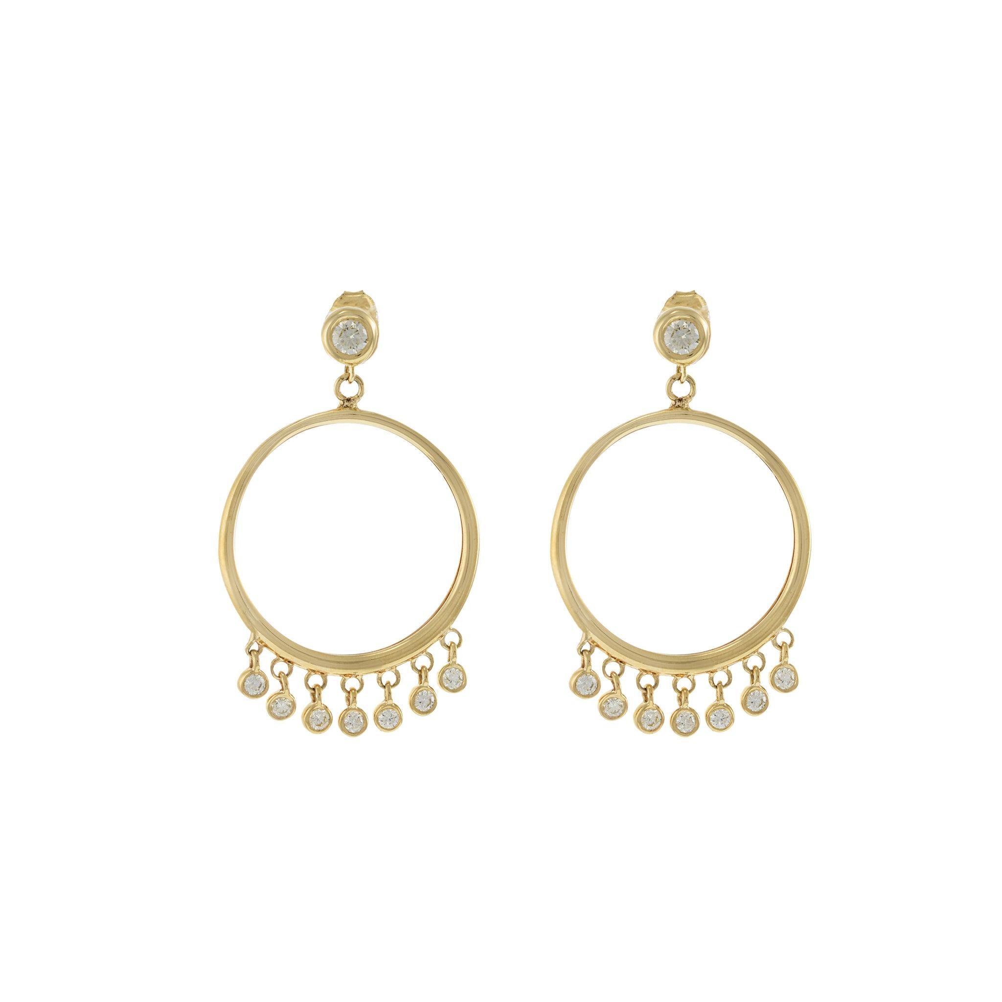 Diese stilvollen, kreisrunden Ohrringe sind aus 14 Kt. Gelbgold gefertigt und mit 0,75 ct. Das einzigartige Design verbindet moderne Eleganz mit einem Hauch von klassischer Raffinesse und macht diese Ohrringe sowohl für den Alltag als auch für
