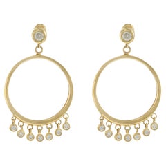 Pendientes de aro en forma de pequeño círculo abierto de oro amarillo de 14 quilates con diamantes colgantes engastados en bisel