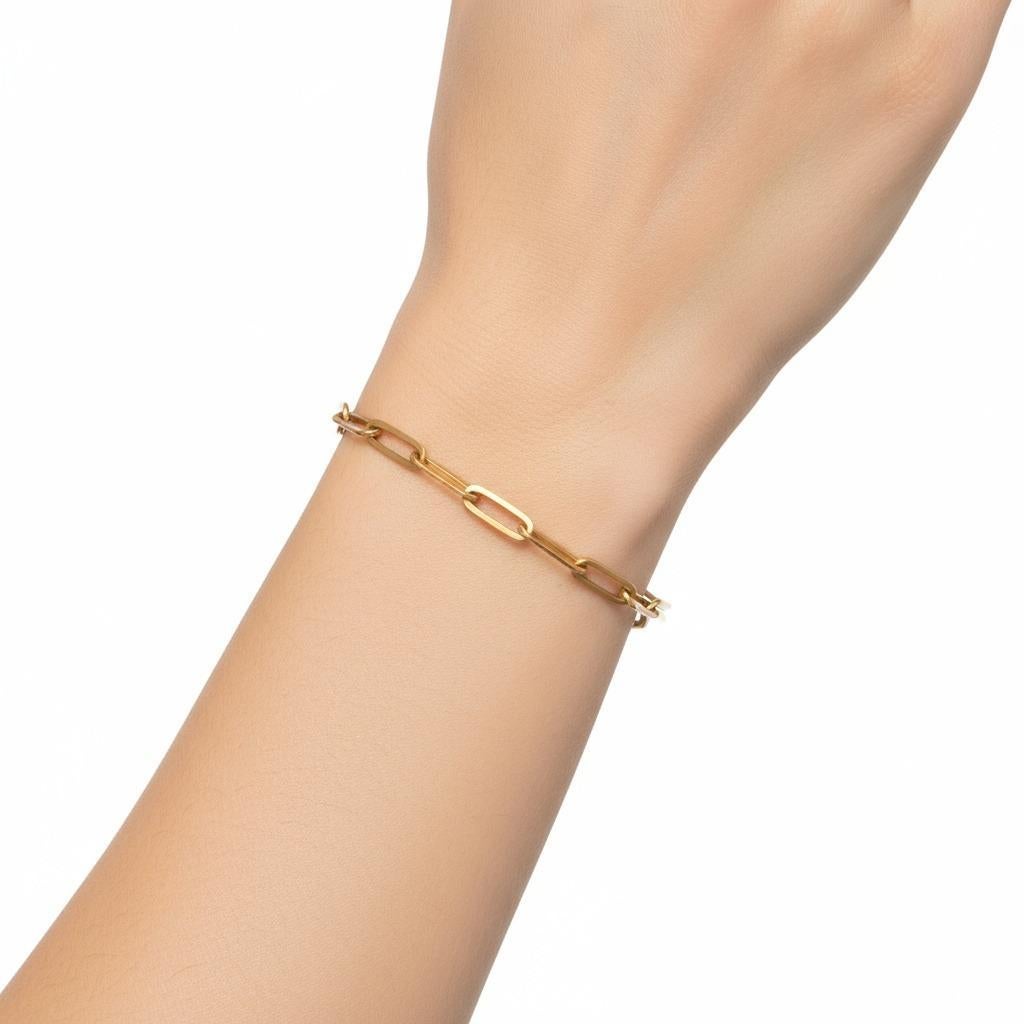 Esta pulsera elegante y con estilo está elaborada por expertos en oro amarillo macizo de 14 quilates, con un diseño contemporáneo de eslabón de clip que ofrece a la vez audacia y elegancia. Los 14,2 gramos de peso garantizan calidad y durabilidad,