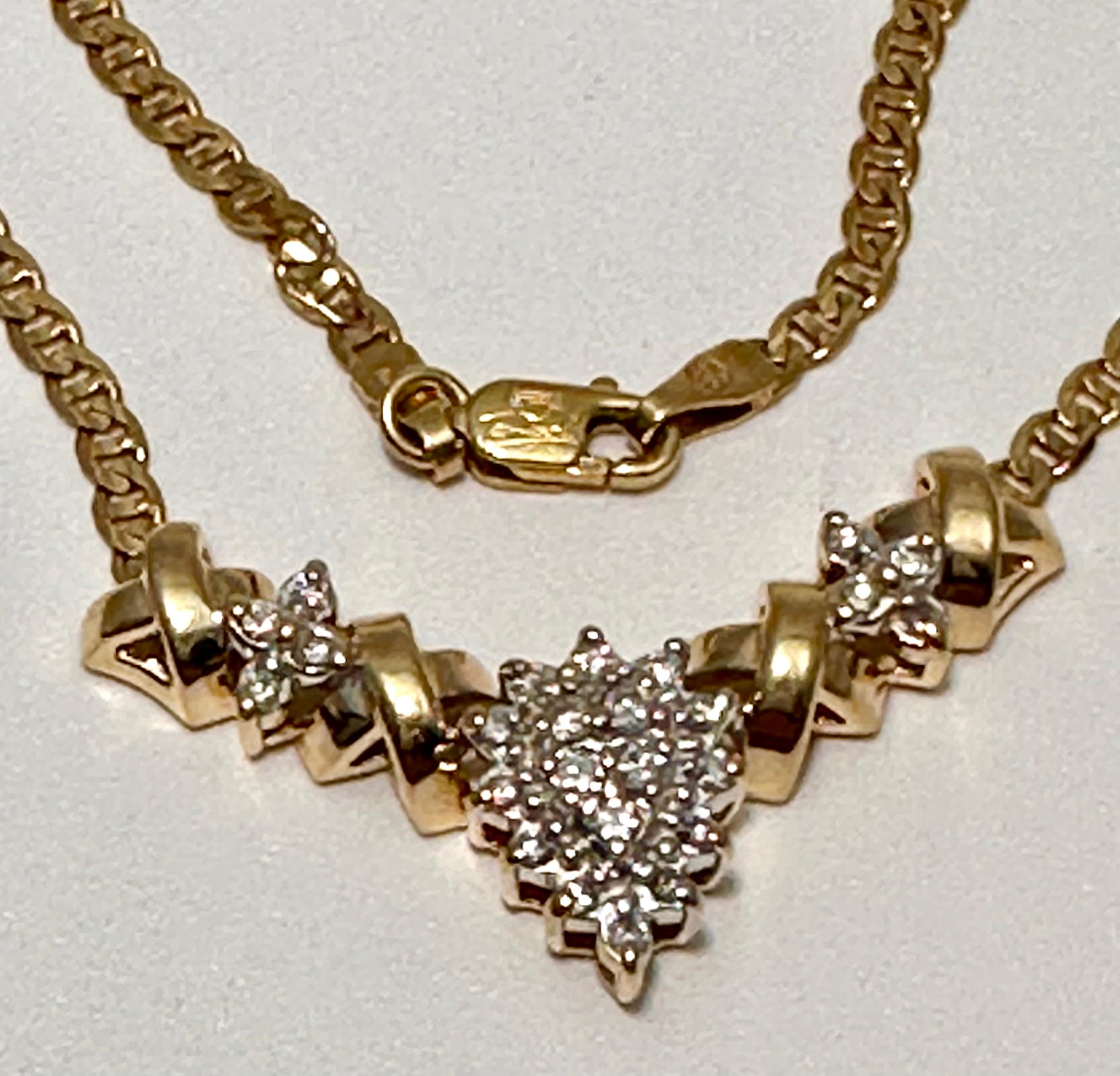This 14kt Yellow Gold Sparkly Pear Shaped Diamond Cluster necklace is the ideal piece to add some sparkle to your jewelry collection. Effortlessly adding elegance to any outfit, this piece is perfect for any occasion. The stunning 18