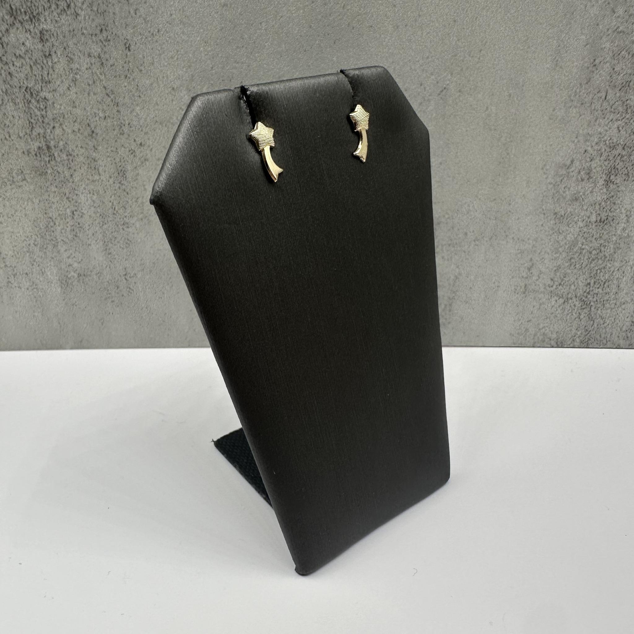 Ces charmantes boucles d'oreilles étoilées en or jaune 14kt sont conçues spécialement pour les enfants et présentent une finition polie qui brille magnifiquement à chaque mouvement. Légers (0,3 gramme seulement), ils sont confortables à porter au