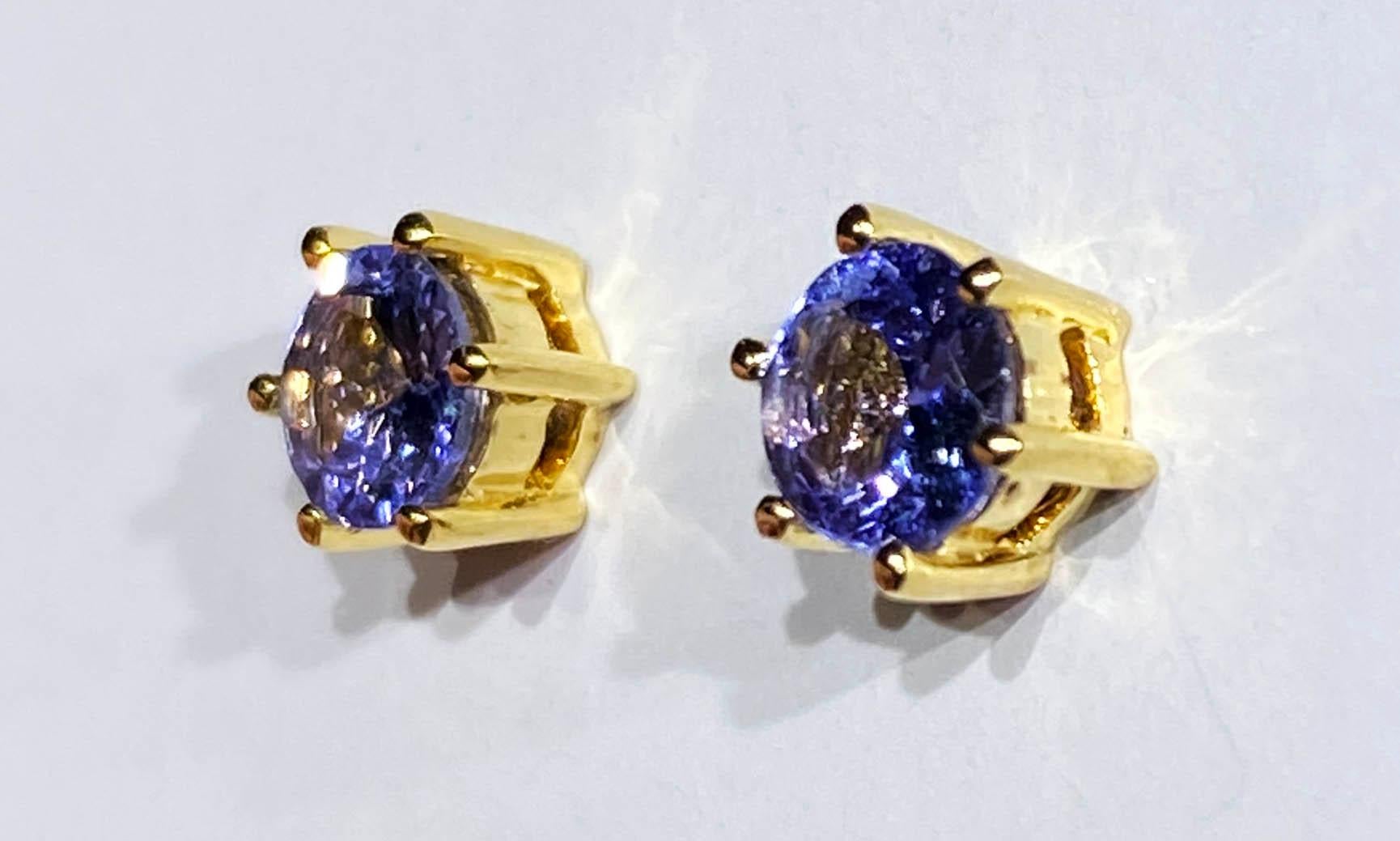 Contemporary Tanzanite Stud Earrings set in 14kt Yellow Gold For Sale