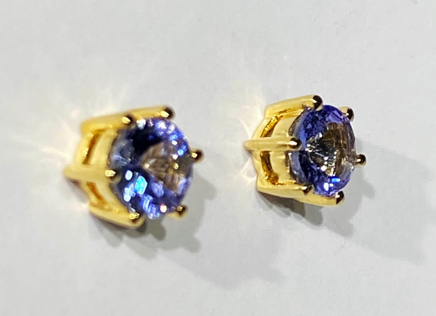 Brilliant Cut Tanzanite Stud Earrings set in 14kt Yellow Gold For Sale