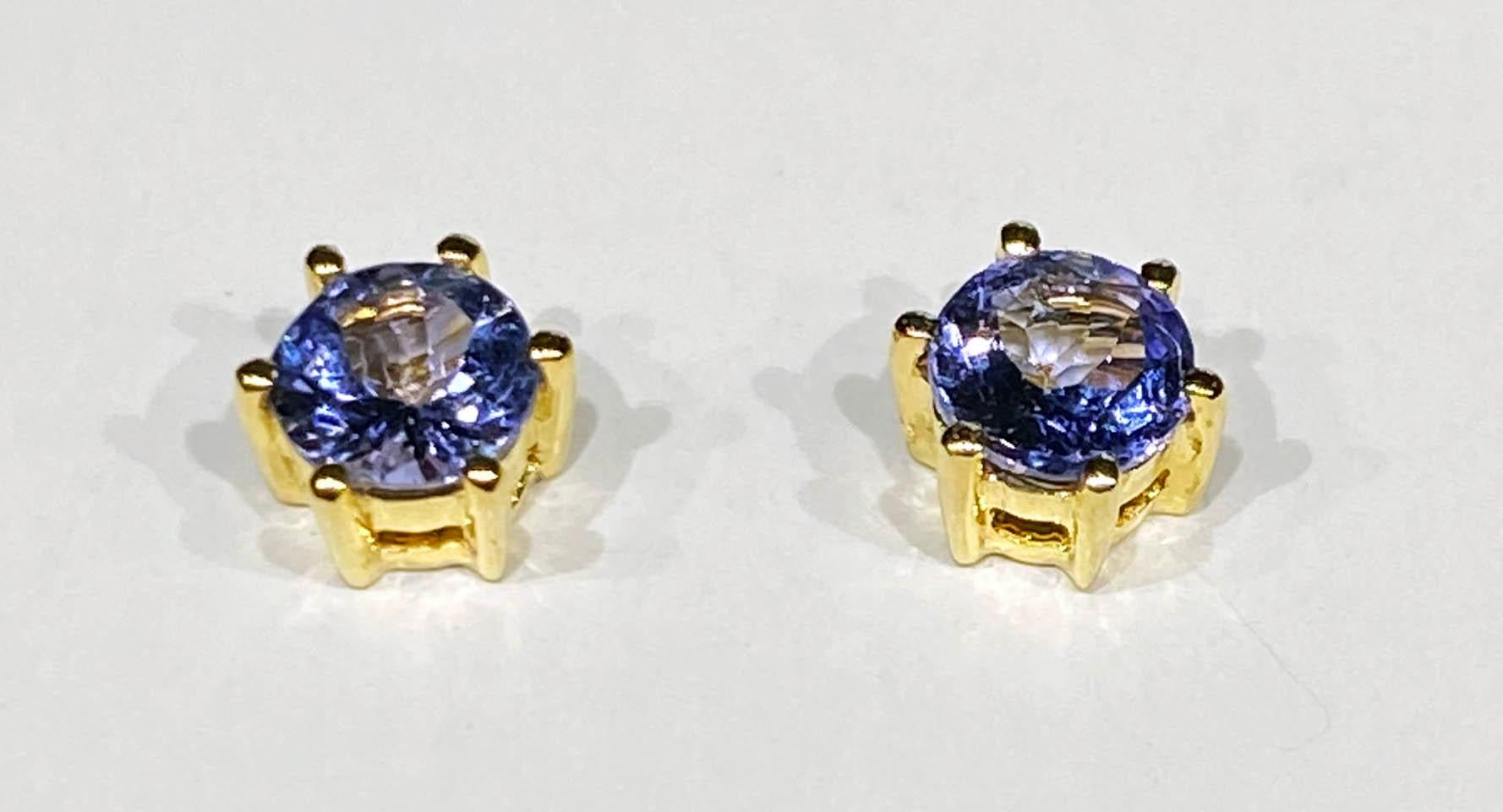 Tanzanite Stud Earrings set in 14kt Yellow Gold In New Condition For Sale In Seattle, WA