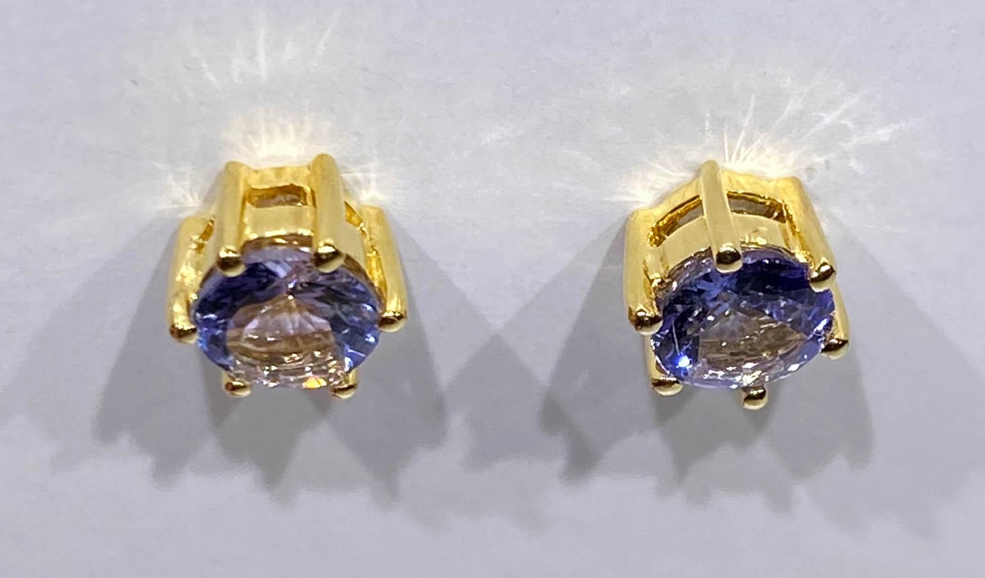 Tanzanite Stud Earrings set in 14kt Yellow Gold For Sale 1