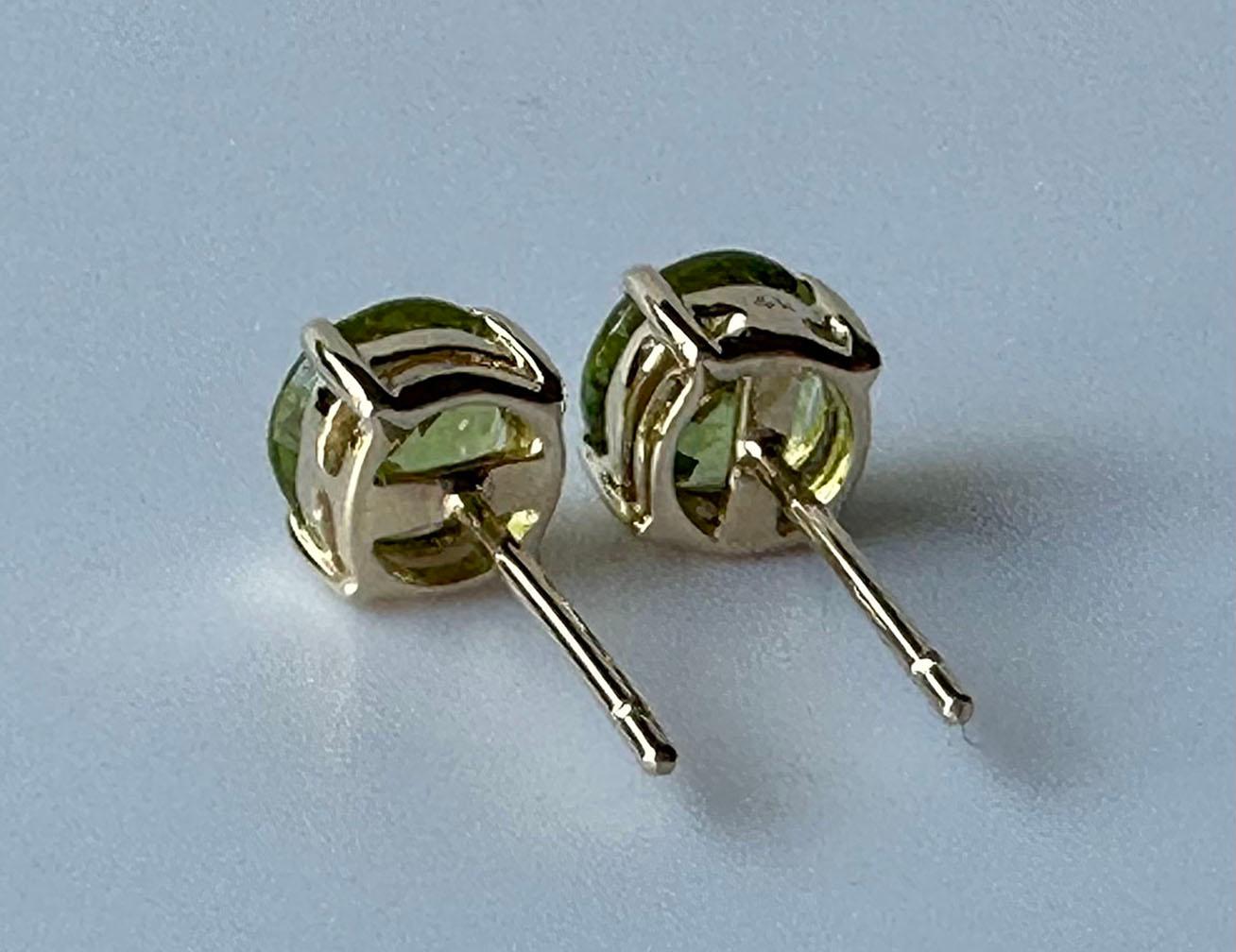 14kt Yellow Gold Stud Earrings set with Peridot For Sale 4