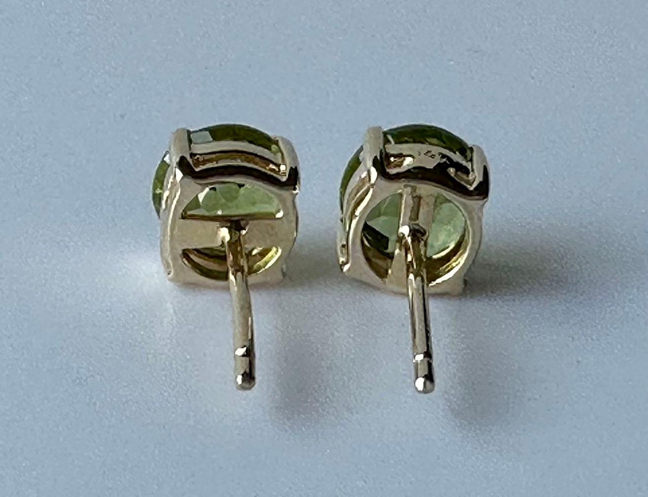 14kt Yellow Gold Stud Earrings set with Peridot For Sale 5