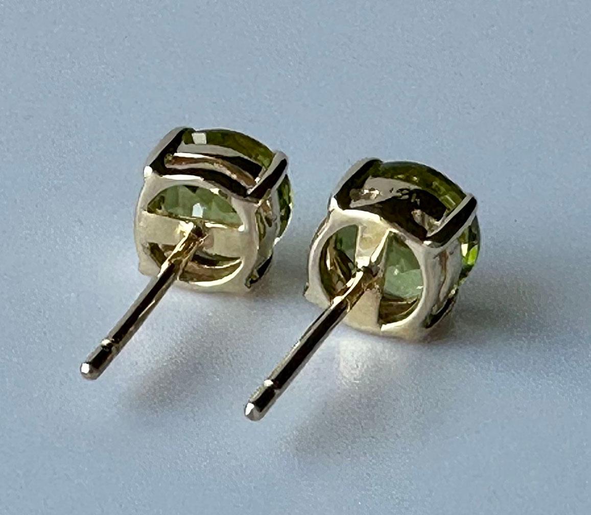 14kt Yellow Gold Stud Earrings set with Peridot For Sale 6