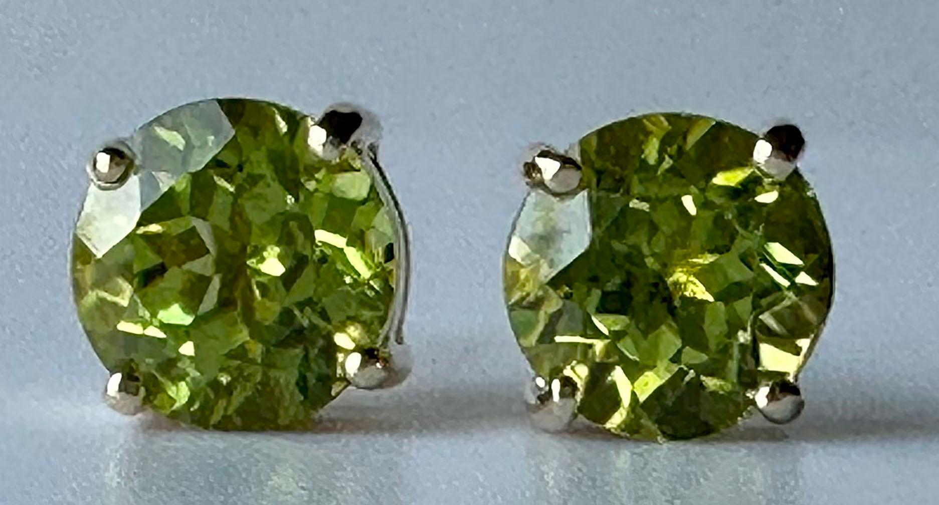 14kt Yellow Gold Stud Earrings set with Peridot For Sale 8