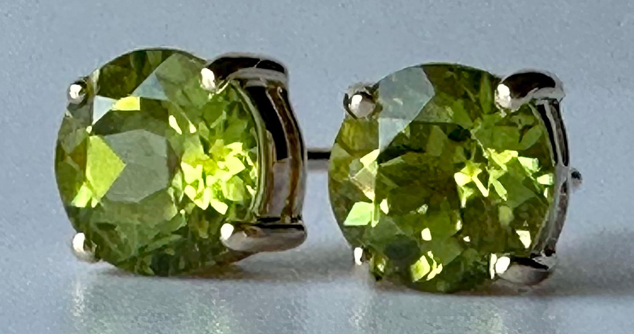 14kt Yellow Gold Stud Earrings set with Peridot For Sale 9