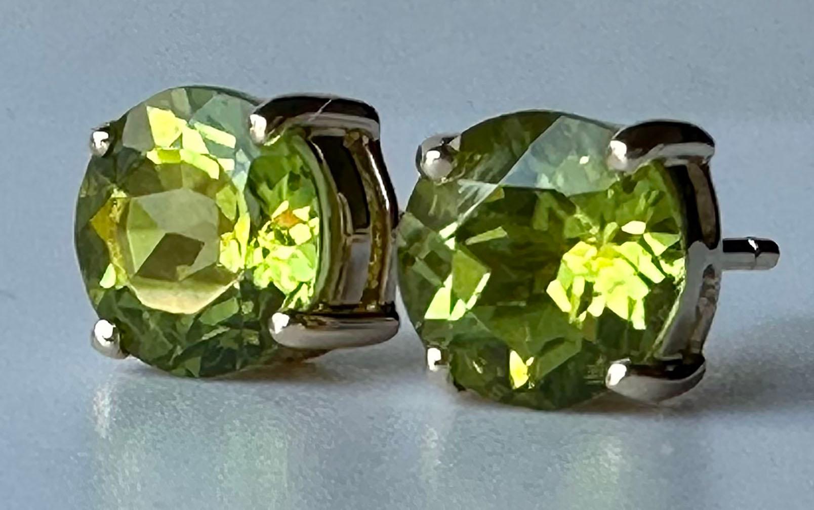 14kt Yellow Gold Stud Earrings set with Peridot For Sale 10
