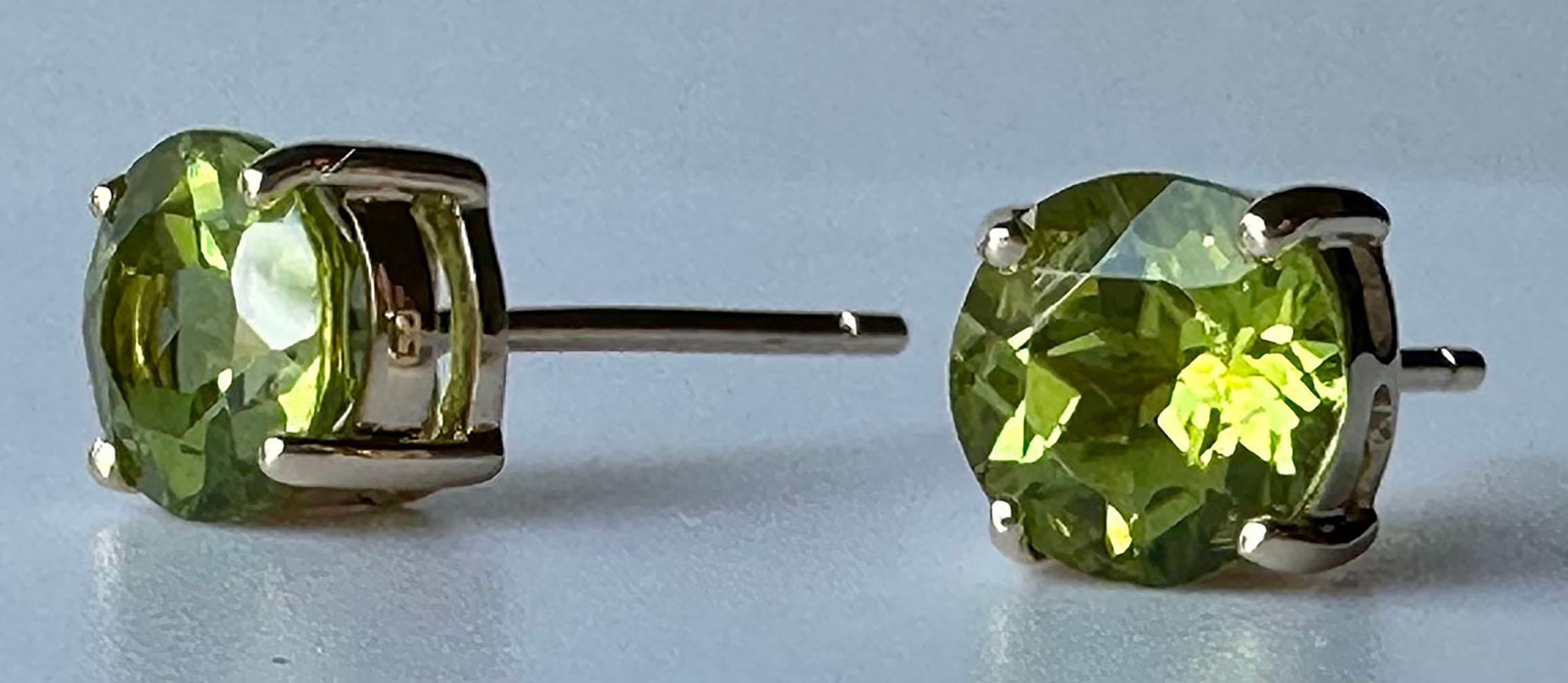 14kt Yellow Gold Stud Earrings set with Peridot For Sale 11