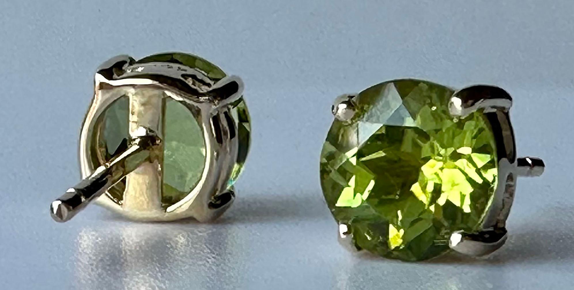14kt Yellow Gold Stud Earrings set with Peridot For Sale 12