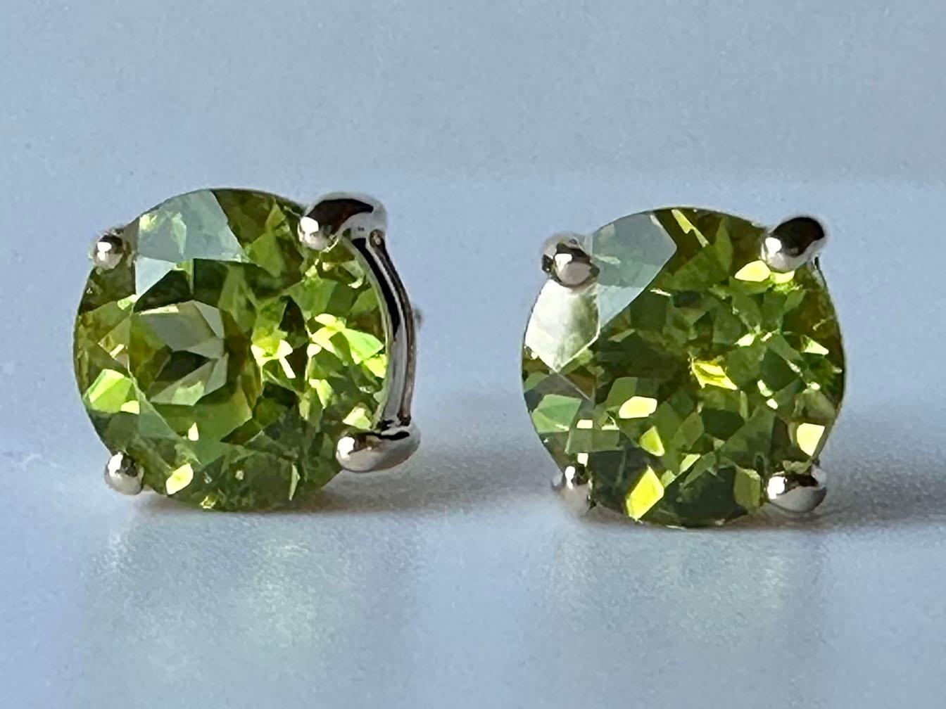 14kt Yellow Gold Stud Earrings set with Peridot For Sale 13
