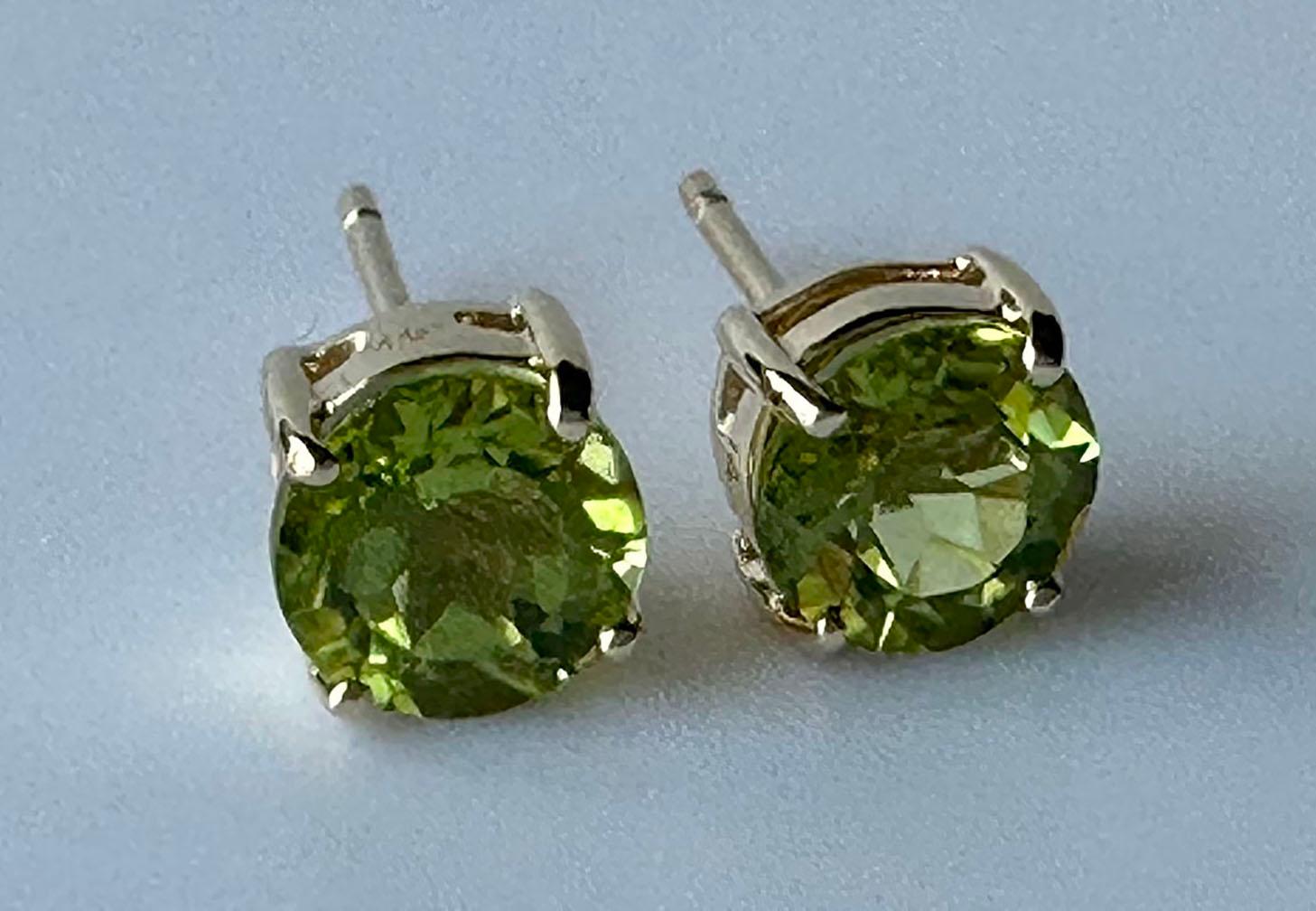 Modern 14kt Yellow Gold Stud Earrings set with Peridot For Sale