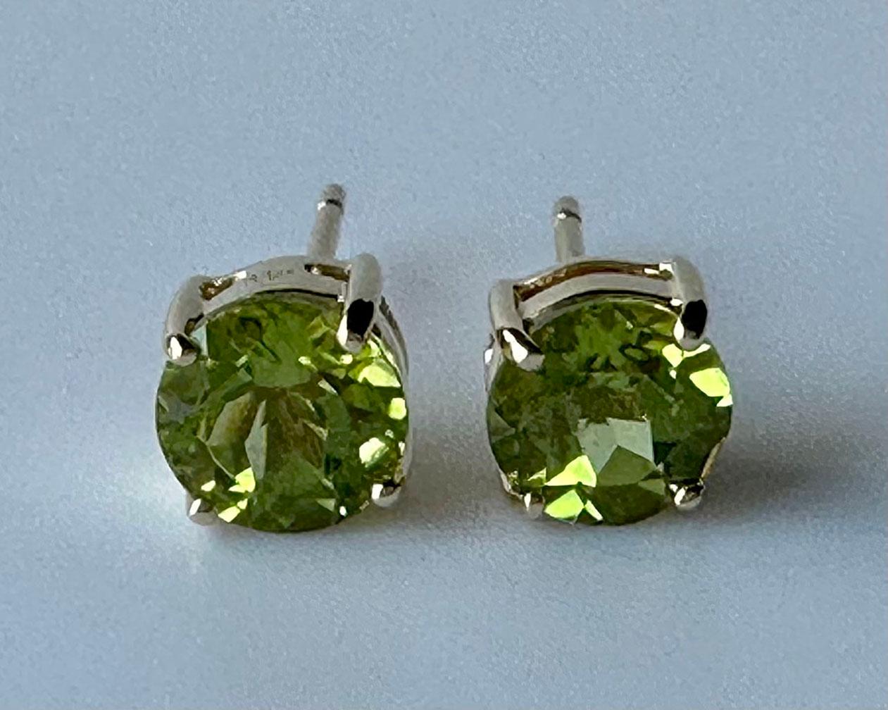 Round Cut 14kt Yellow Gold Stud Earrings set with Peridot For Sale