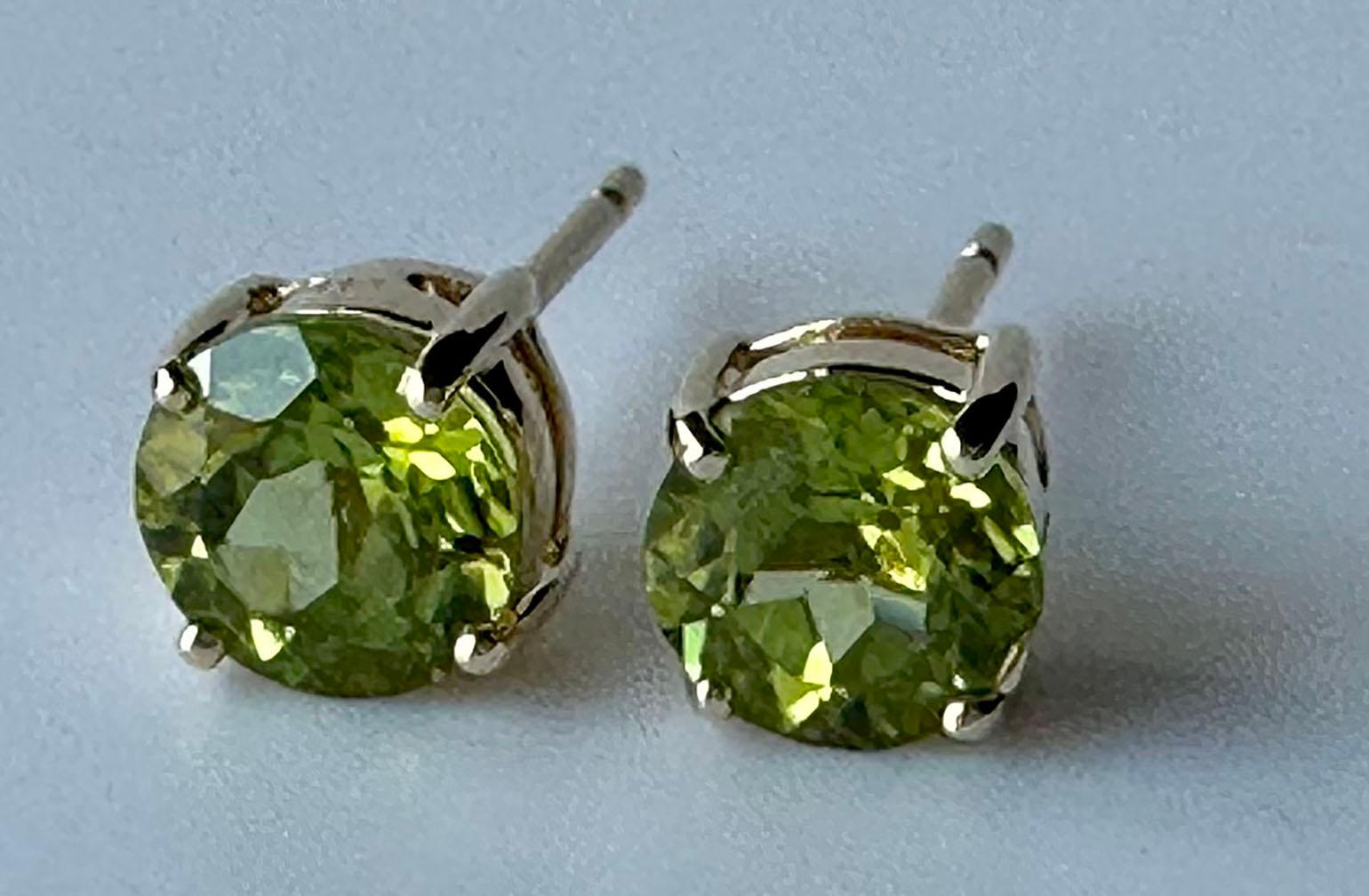 14kt Yellow Gold Stud Earrings set with Peridot In New Condition For Sale In Coupeville, WA