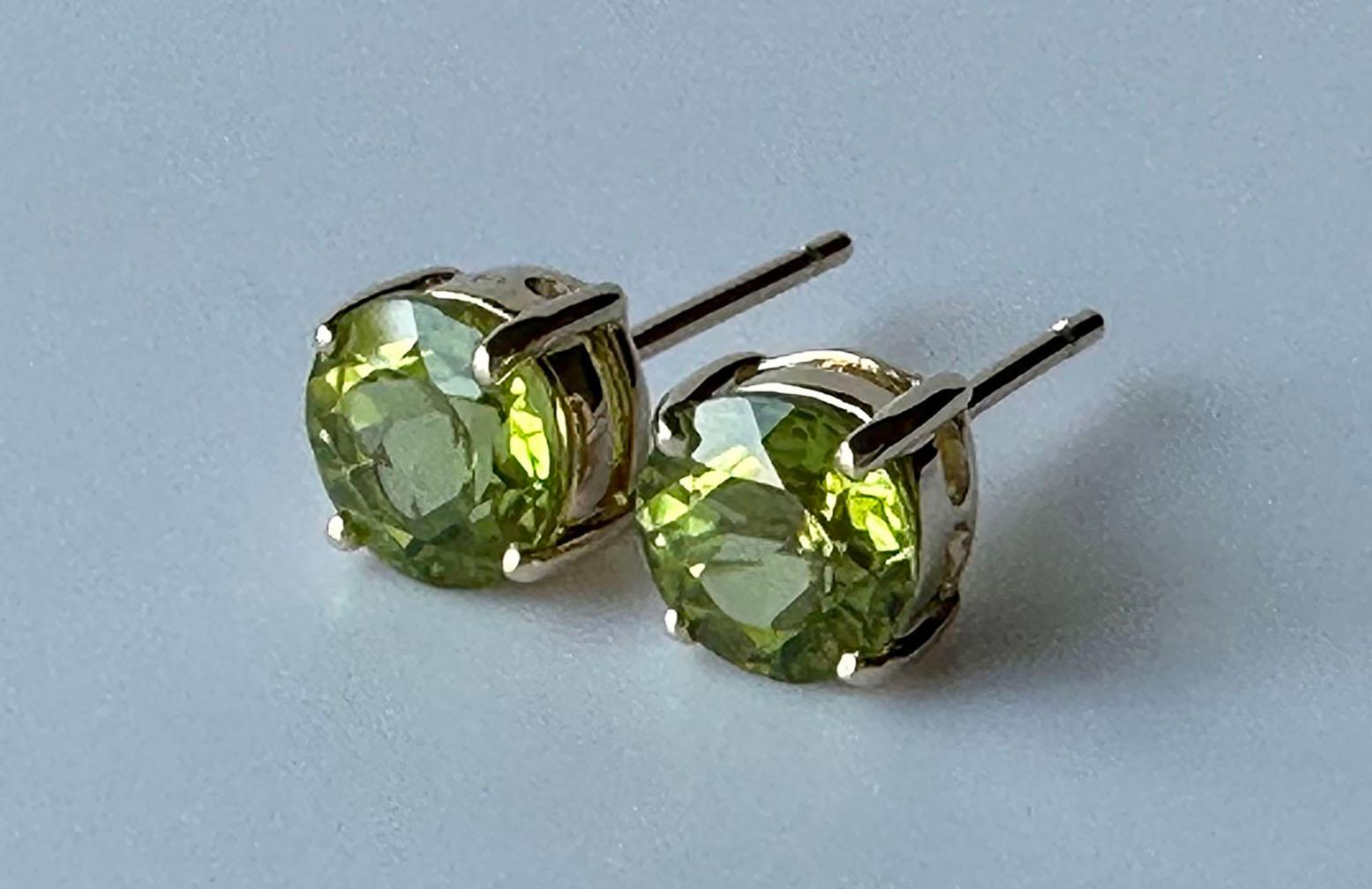Women's 14kt Yellow Gold Stud Earrings set with Peridot For Sale
