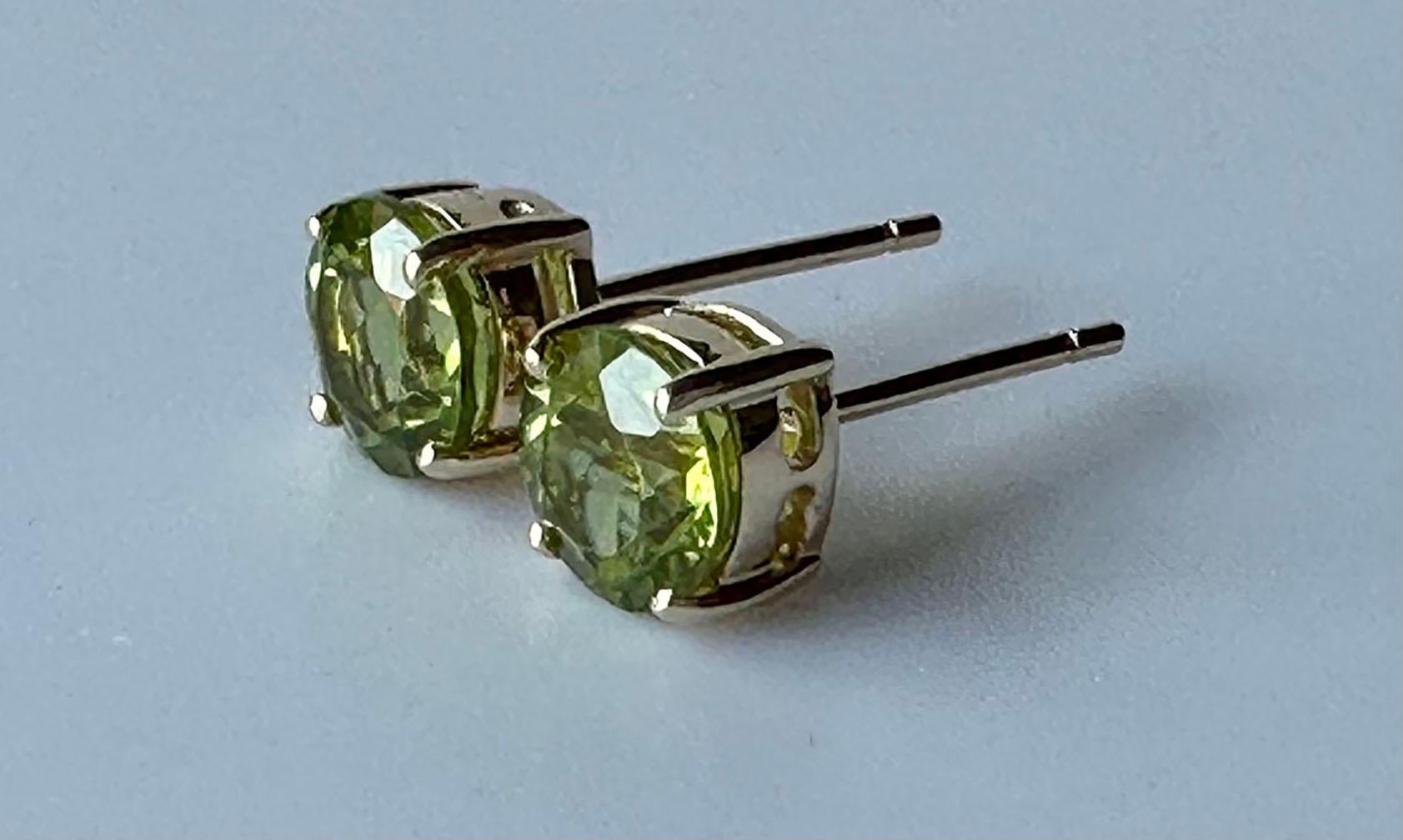 14kt Yellow Gold Stud Earrings set with Peridot For Sale 1