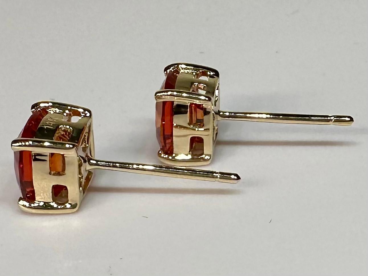 14kt Yellow Gold Stud Earrings with Orange Sapphires In New Condition For Sale In Seattle, WA
