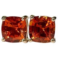 Clous d'oreilles en or jaune 14 carats avec saphirs orange