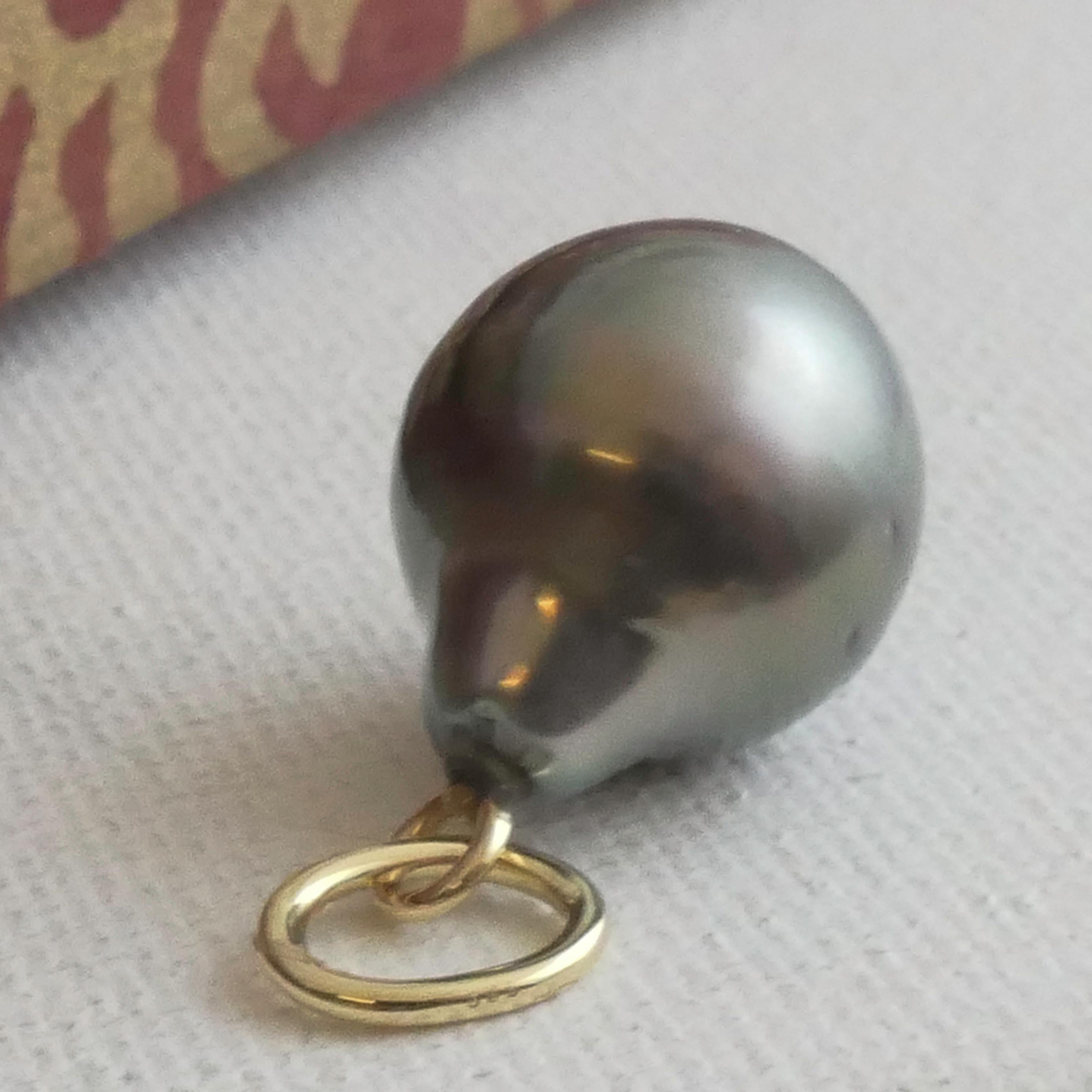 Contemporary 14kt Yellow Gold Tahitian Pearl Pendant For Sale