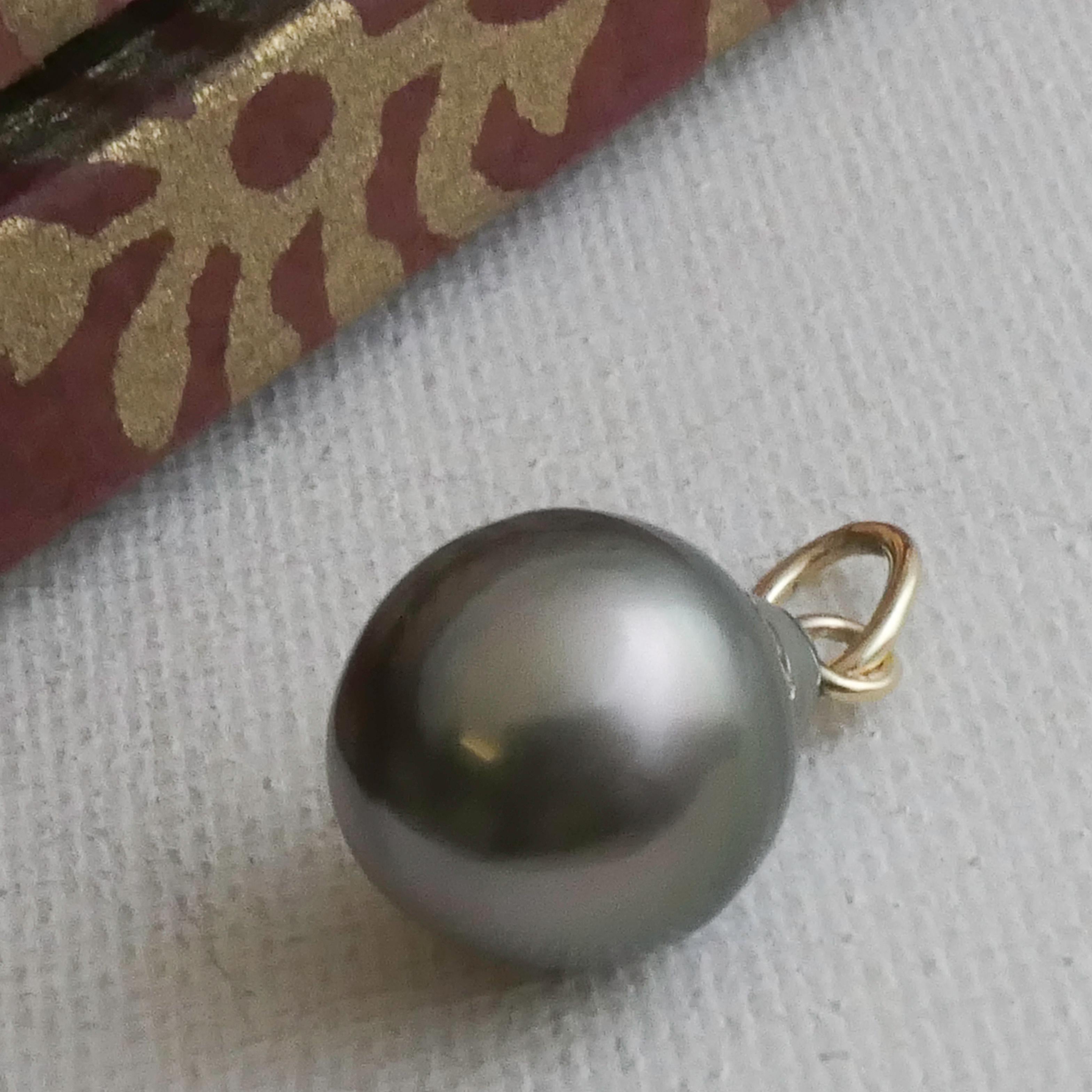 Pear Cut 14kt Yellow Gold Tahitian Pearl Pendant For Sale