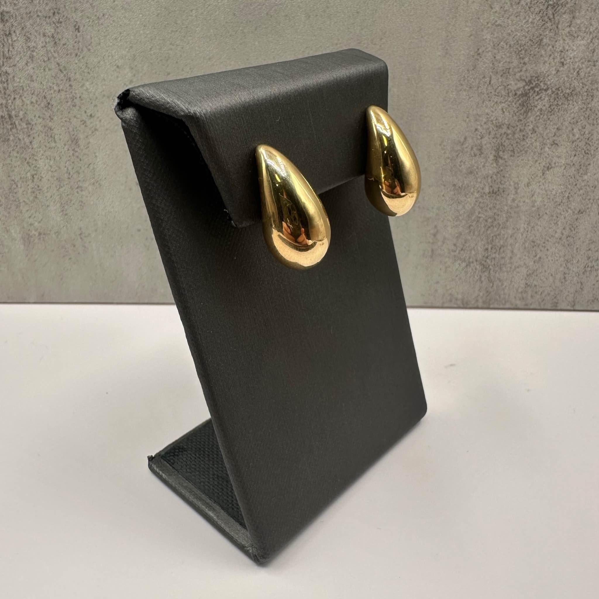 Estos pendientes en forma de lágrima de oro amarillo de 14 quilates ofrecen un diseño liso y elegante que añade un toque de sofisticación a cualquier atuendo. Con un peso de 2,1 gramos, estas tachuelas tienen una bonita forma de lágrima, que ofrece