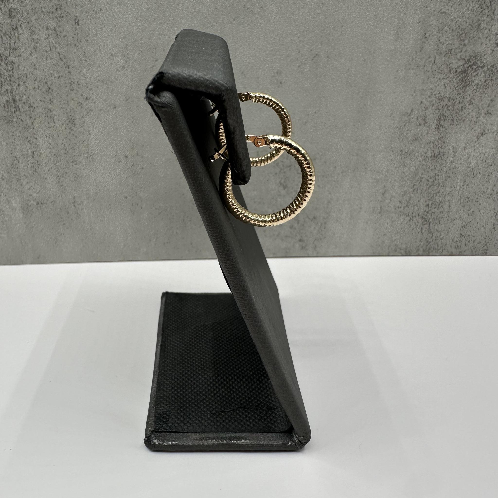 Boucles d'oreilles en or jaune 14kt Textured Hoop Earrings - 3/4in, 2.9mm, 2g, New Neuf - En vente à West Hempstead, NY