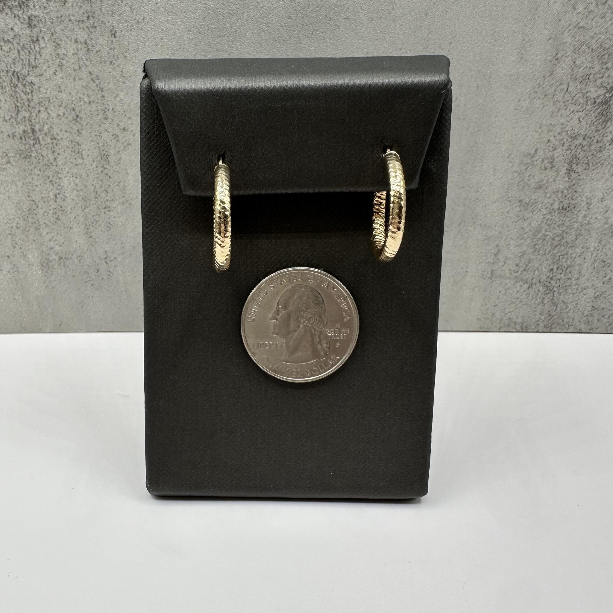 Boucles d'oreilles en or jaune 14kt Textured Hoop Earrings - 3/4in, 2.9mm, 2g, New Unisexe en vente