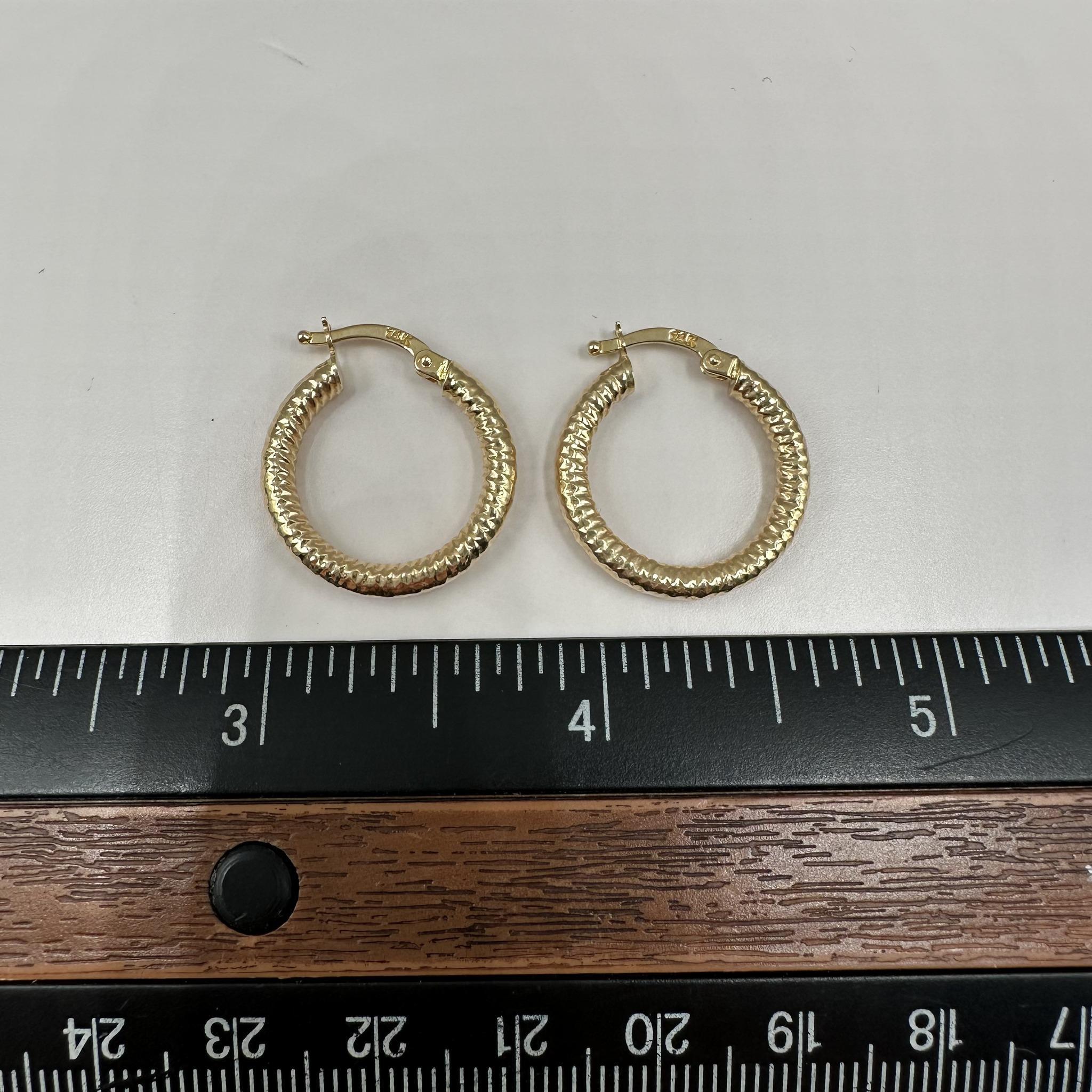 Boucles d'oreilles en or jaune 14kt Textured Hoop Earrings - 3/4in, 2.9mm, 2g, New en vente 1